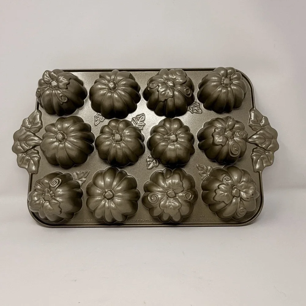 Williams-Sonoma Nordic Ware Cast Aluminum Pumpkin Patch Pan 12 NEW Mini Cakes